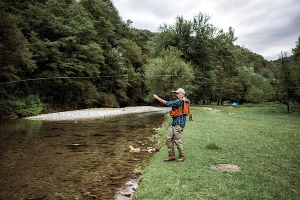 Homme Âgé Pêche Seul Sur Rivière Montagne Rapide Peuples Actifs — Photo