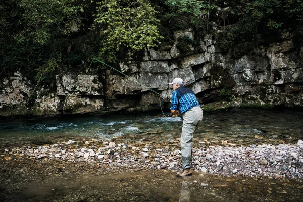 Homme Âgé Pêche Seul Sur Rivière Montagne Rapide Peuples Actifs — Photo