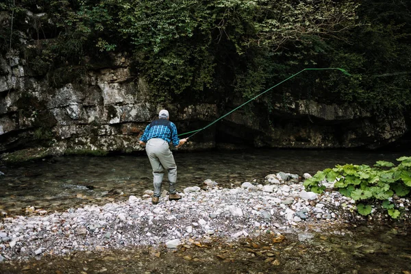 Старший Рыбачит Одиночку Быстрой Горной Реке Активные Люди Спортивная Рыбалка — стоковое фото