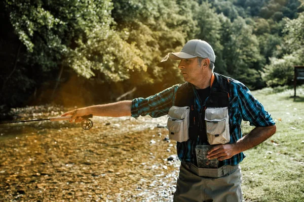 Uomo Anziano Sta Pescando Solo Sul Fiume Fast Mountain Persone — Foto Stock