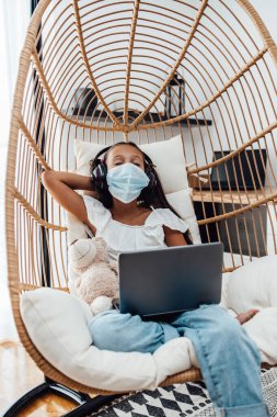 Covid-19 salgını sırasında ya da karantina sırasında e-öğrenim seansı yapan küçük bir kız. Hastalık önleme ve yeni normal kavram.