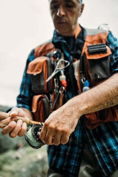 Uomo Anziano Sta Pescando Solo Sul Fiume Fast Mountain Persone — Foto Stock