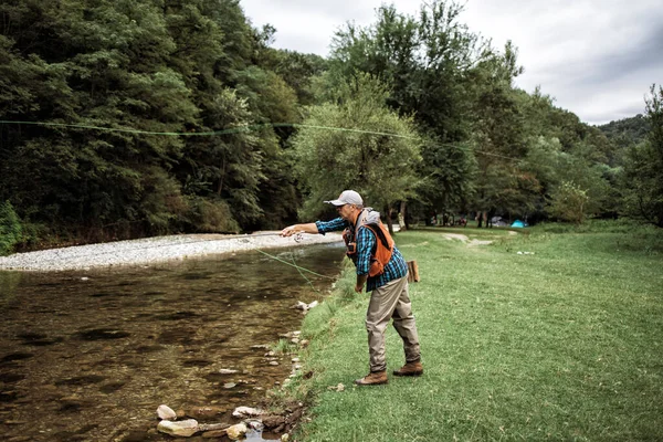 Uomo Anziano Sta Pescando Solo Sul Fiume Fast Mountain Persone — Foto Stock