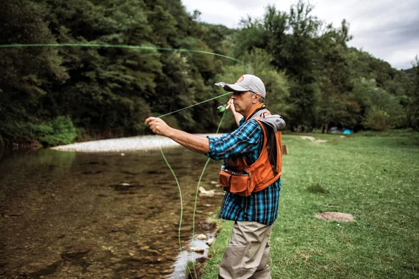 Uomo Anziano Sta Pescando Solo Sul Fiume Fast Mountain Persone — Foto Stock