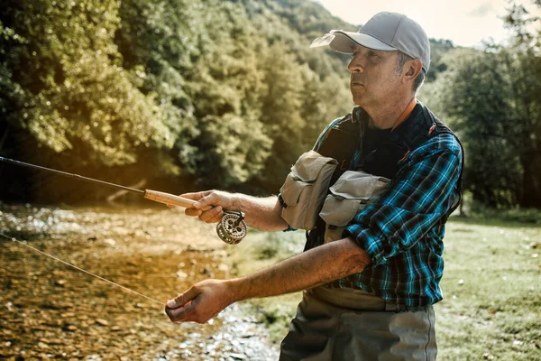 Kıdemli Adam Hızlı Dağ Nehrinde Tek Başına Balık Tutuyor Aktif — Stok fotoğraf