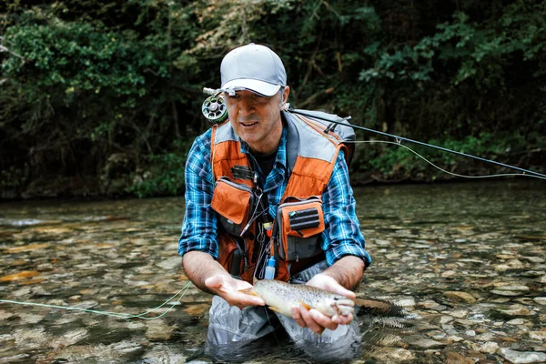 Uomo Anziano Sta Pescando Solo Sul Fiume Fast Mountain Sta — Foto Stock