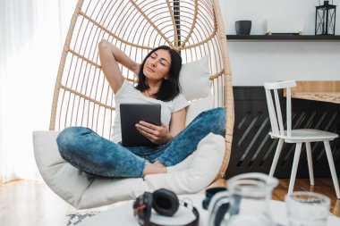 Evinde tek başına oturan orta yaşlı güzel bir kadın. Sıkılmış ama iyi vakit geçirmeye ve pozitif kalmaya çalışıyor. O sohbet etmek ve müzik dinlemek için dizüstü bilgisayar ve tablet kullanır..