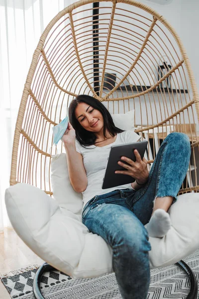 Evinde tek başına oturan orta yaşlı güzel bir kadın. Sıkılmış ama iyi vakit geçirmeye ve pozitif kalmaya çalışıyor. O sohbet etmek ve müzik dinlemek için dizüstü bilgisayar ve tablet kullanır..