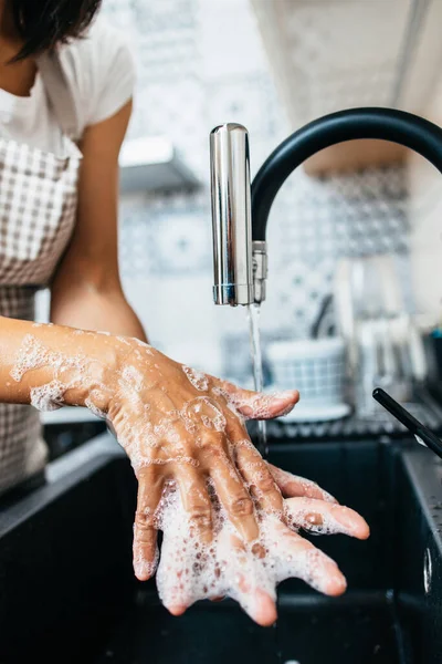 Jonge Volwassen Vrouw Die Haar Handen Wast Gootsteen Huishouden Persoonlijke — Stockfoto