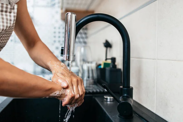 Jonge Volwassen Vrouw Die Haar Handen Wast Gootsteen Huishouden Persoonlijke — Stockfoto