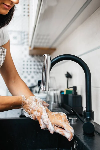 Jonge Volwassen Vrouw Die Haar Handen Wast Gootsteen Huishouden Persoonlijke — Stockfoto