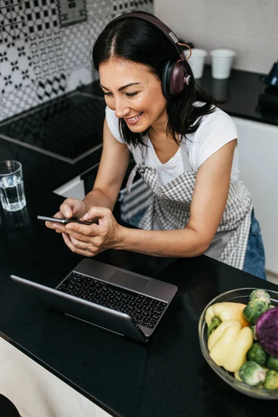 Hermosa Mujer Mediana Edad Sentada Sola Apartamento Disfrutando Tiempo Libre — Foto de Stock