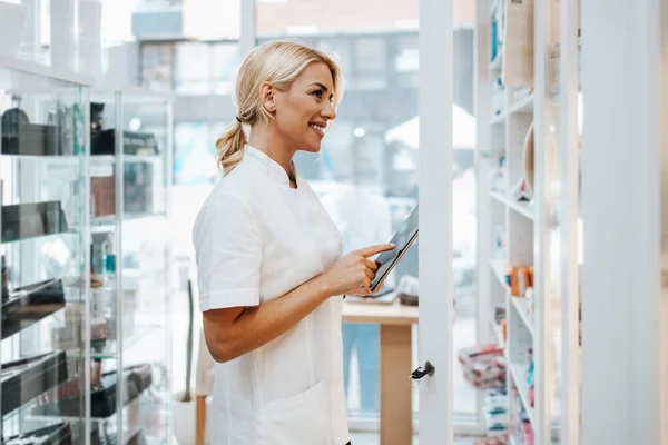 Молодая Привлекательная Женщина Фармацевт Работает Аптеке Счастлива Счастлива — стоковое фото