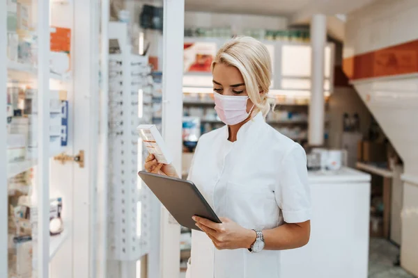 Młoda Atrakcyjna Farmaceutka Maską Ochronną Pracująca Aptece Jest Pewna Siebie — Zdjęcie stockowe