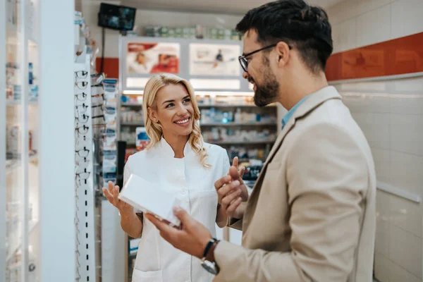 Giovane Uomo Affari Che Sceglie Acquista Farmaci Una Farmacia Mentre — Foto Stock