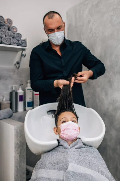 Chica Joven Disfrutando Tratamiento Peinado Mientras Que Peluquería Profesional Lavar — Foto de Stock