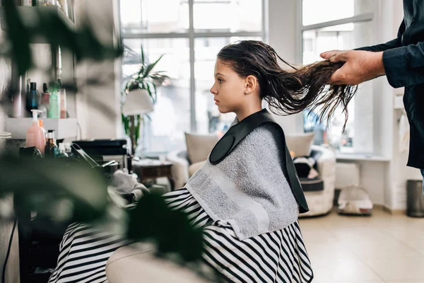 Chica Joven Disfrutando Tratamiento Peinado Mientras Peluquero Profesional Suavemente Trabajando — Foto de Stock