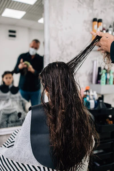 Chica Joven Disfrutando Tratamiento Peinado Mientras Peluquero Profesional Suavemente Trabajando — Foto de Stock