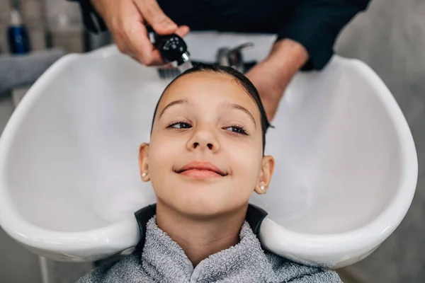 Chica Joven Disfrutando Tratamiento Peinado Mientras Que Peluquería Profesional Lavar — Foto de Stock