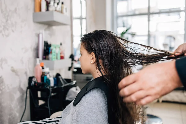 Chica Joven Disfrutando Tratamiento Peinado Mientras Peluquero Profesional Suavemente Trabajando —  Fotos de Stock