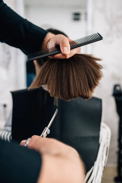 Chica Joven Disfrutando Tratamiento Peinado Mientras Peluquero Profesional Suavemente Trabajando — Foto de Stock