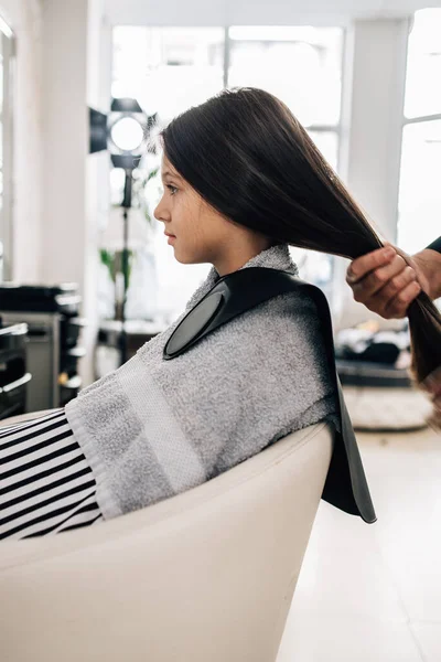 ファッションショーの準備をしている若い女の子モデル スタジオで彼女の髪型に取り組んでいるプロの美容師 — ストック写真