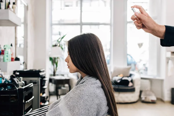 Menina Desfrutando Tratamento Penteado Enquanto Cabeleireiro Profissional Suavemente Trabalhando Cortando — Fotografia de Stock