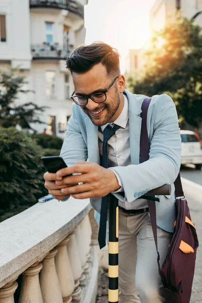 Ung Modern Man Med Hjälp Smart Telefon Och Kör Elektrisk — Stockfoto