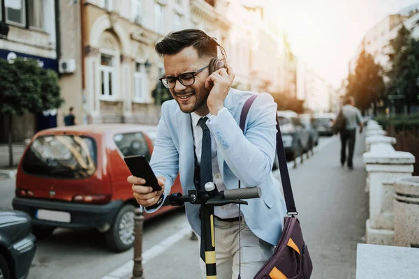 Ung Modern Man Använder Och Kör Elektrisk Skoter Stadens Gata — Stockfoto