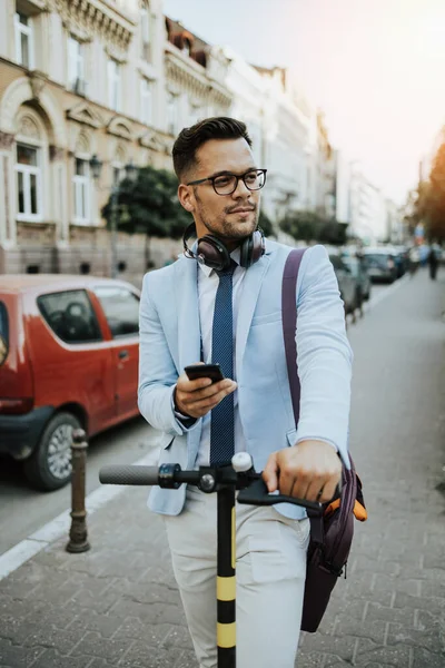 Ung Modern Man Med Hjälp Smart Telefon Och Kör Elektrisk — Stockfoto