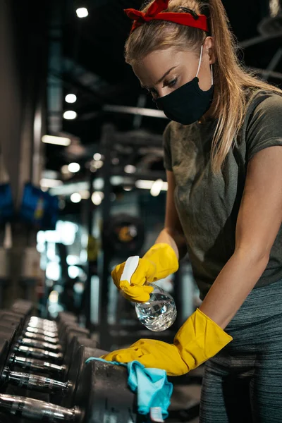 Mladá Pracovnice Dezinfikuje Čištění Pláč Drahé Fitness Tělocvičny Alkoholovým Postřikovačem — Stock fotografie