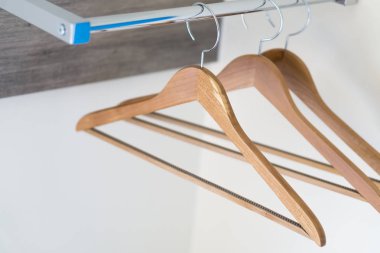 Closeup Ahşap elbise askısı, seçici odak