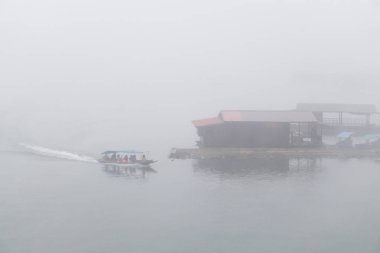 İnsanlar bilgisiyle bulutlar ile nehrinde teknesi ile sabah taşıma, tatil zamanında sakin ol