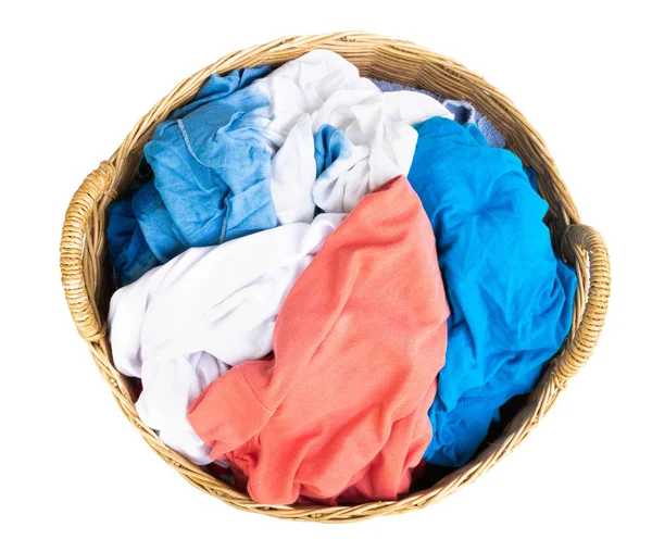 Üstten görünüm, hazırlıklar katiyen beyaz arka plan, ev kavramı yıkamak için hasır sepetler elbise