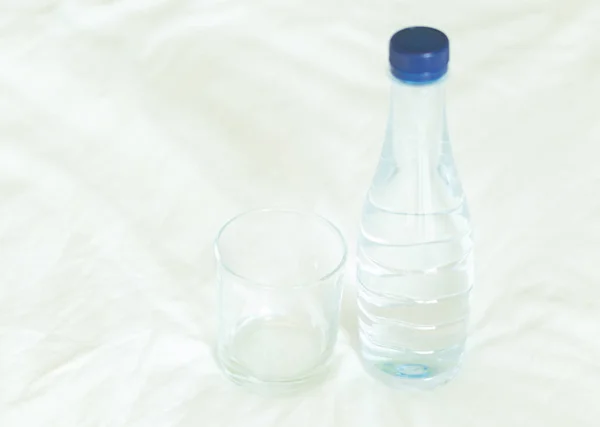 Wody Pustą Szklankę Białe Łóżko Pielęgnacji Zdrowego Medycznego — Zdjęcie stockowe
