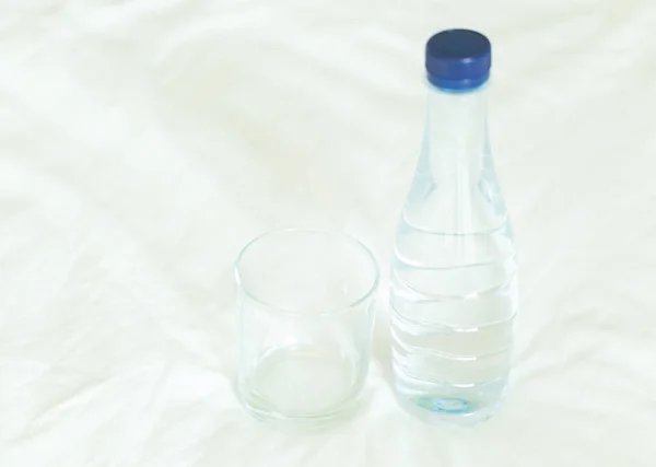 Agua Vaso Vacío Cama Blanca Para Cuidado Saludable Concepto Médico — Foto de Stock