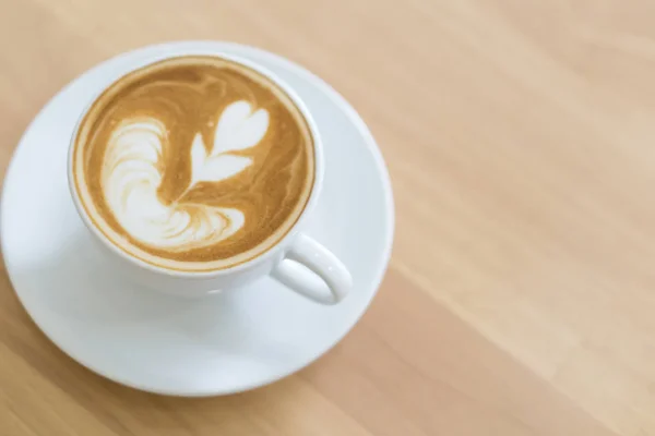 Zbliżenie Widok Góry Szklankę Latte Art Kawy Tulipan Kształt Drewniane — Zdjęcie stockowe