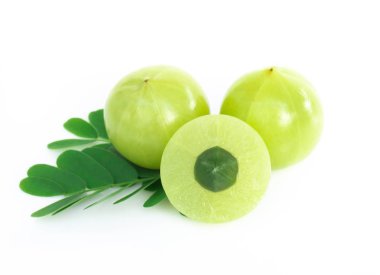 Beyaz arka plan, ot ve tıbbi meyve sağlık kavramı için izole taze Hint bektaşi üzümü