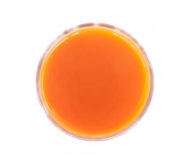 Closeup üstten görünüm bardak taze havuç suyu beyaz arka plan üzerinde sağlıklı diyet yiyecek içecek izole