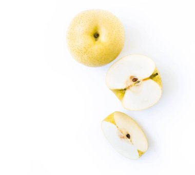 Üstten görünüm Çince armut taze meyve dilimleri ile beyaz arka planda, seçici odak