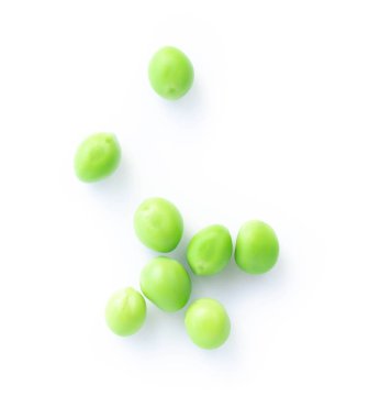 Beyaz arka plan üzerinde sağlıklı gıda kavramı izole Closeup üstten görünüm taze yeşil bezelye