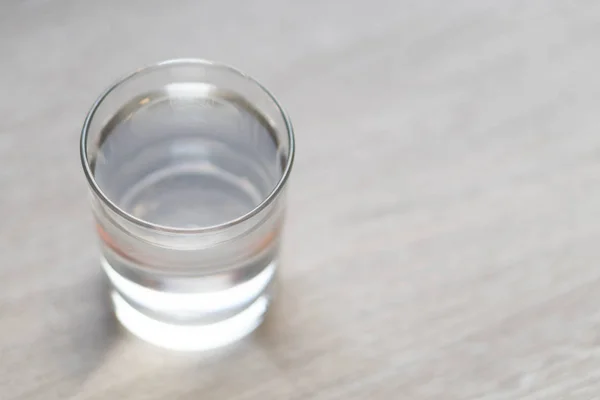 Bicchiere Acqua Sul Tavolo Legno Con Luce Mattino Concetto Cura — Foto Stock