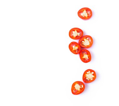 Beyaz arka plan üzerinde çiğ gıda madde kavramı closeup üstten görünüm chili biber dilimlenmiş