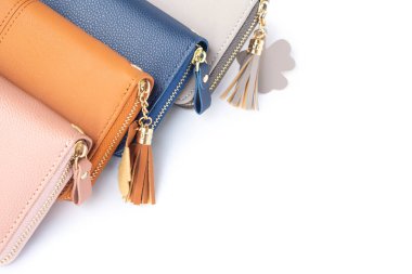 Closeup modern kadın cüzdan moda kopya alanı beyaz zemin üzerine