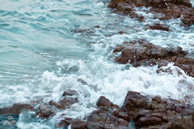 Rocky Beach 'le deniz dalgaları kesiliyor, tatil ve rahatlama zamanı konsepti, seçici odaklanma.