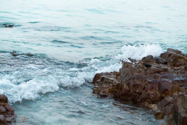 海浪冲破岩石海滩，假日和放松的时间概念，有选择的焦点 — 图库照片