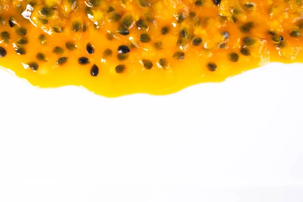 Closeup vista superior semente de maracujá no fundo branco com espaço de cópia, frutas para um conceito saudável — Fotografia de Stock