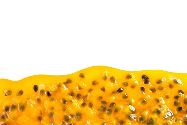 Closeup vista superior semente de maracujá no fundo branco com espaço de cópia, frutas para um conceito saudável — Fotografia de Stock
