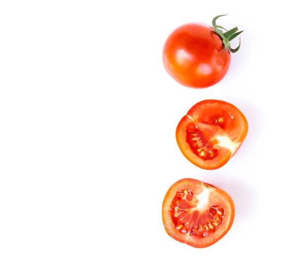 Nahaufnahme von oben frische Tomaten isoliert auf weißem Hintergrund, Rohkost — Stockfoto