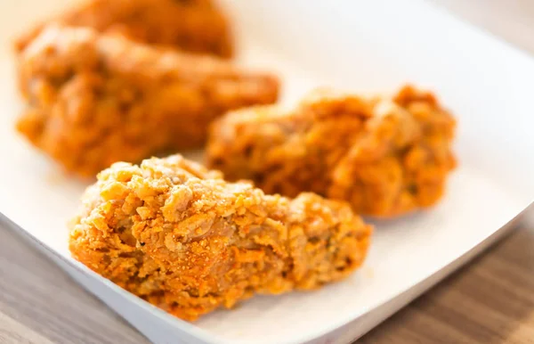Close up fried chicken legs in white tray on wood table — Stock Photo, Image